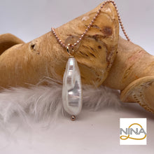Laden Sie das Bild in den Galerie-Viewer, „Baroque Pearl Pendant“
