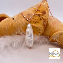 Laden Sie das Bild in den Galerie-Viewer, „Baroque Pearl Pendant“